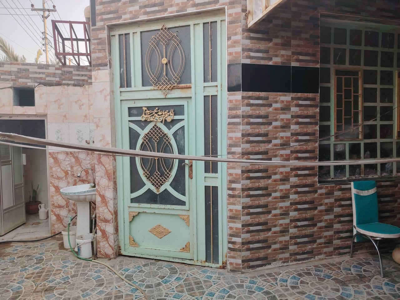 بيت طابو صرف مساحة ١٧٥ م على شارع ٢٠ م يتكون من غرفتين  ومطبخ واستقبال وصالة وصحيات داخلية وخارجيه ومنورين السعر ١٣٠ 
العنوان ناصرية دور الزراعة المنطقة خدمات كاملة للاستفسار ***********
