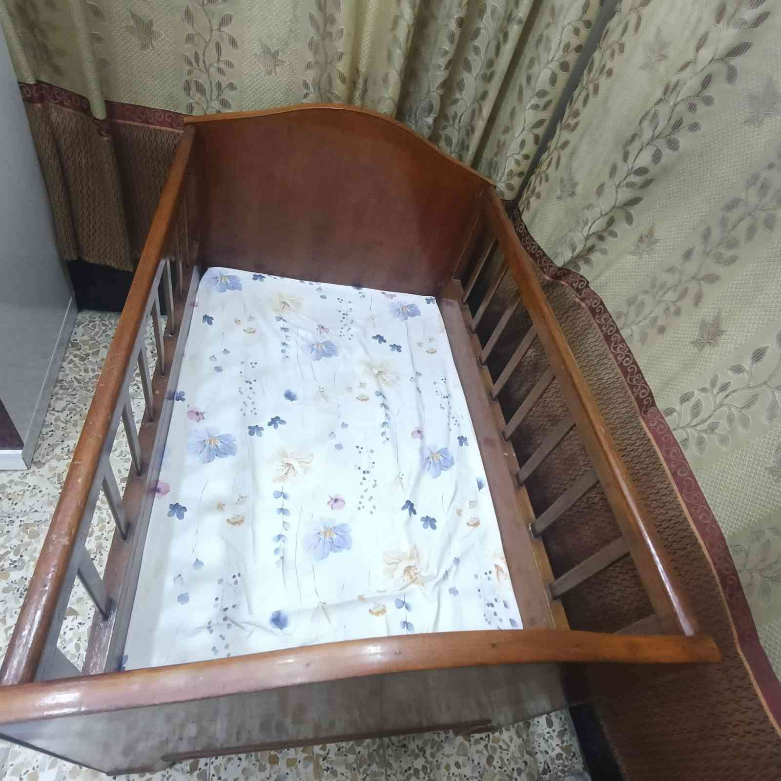 السلام عليكم للبيع سرير اطفال  ارتفاع ٩٤ عرض ٩٠ طول  ١٣٨  وياه دوشك سفنج اصلي السرير شغل درجة أولى  مكاني بغداد حي النصر هاتف ***********  [ السعر ١٥٠ ]
