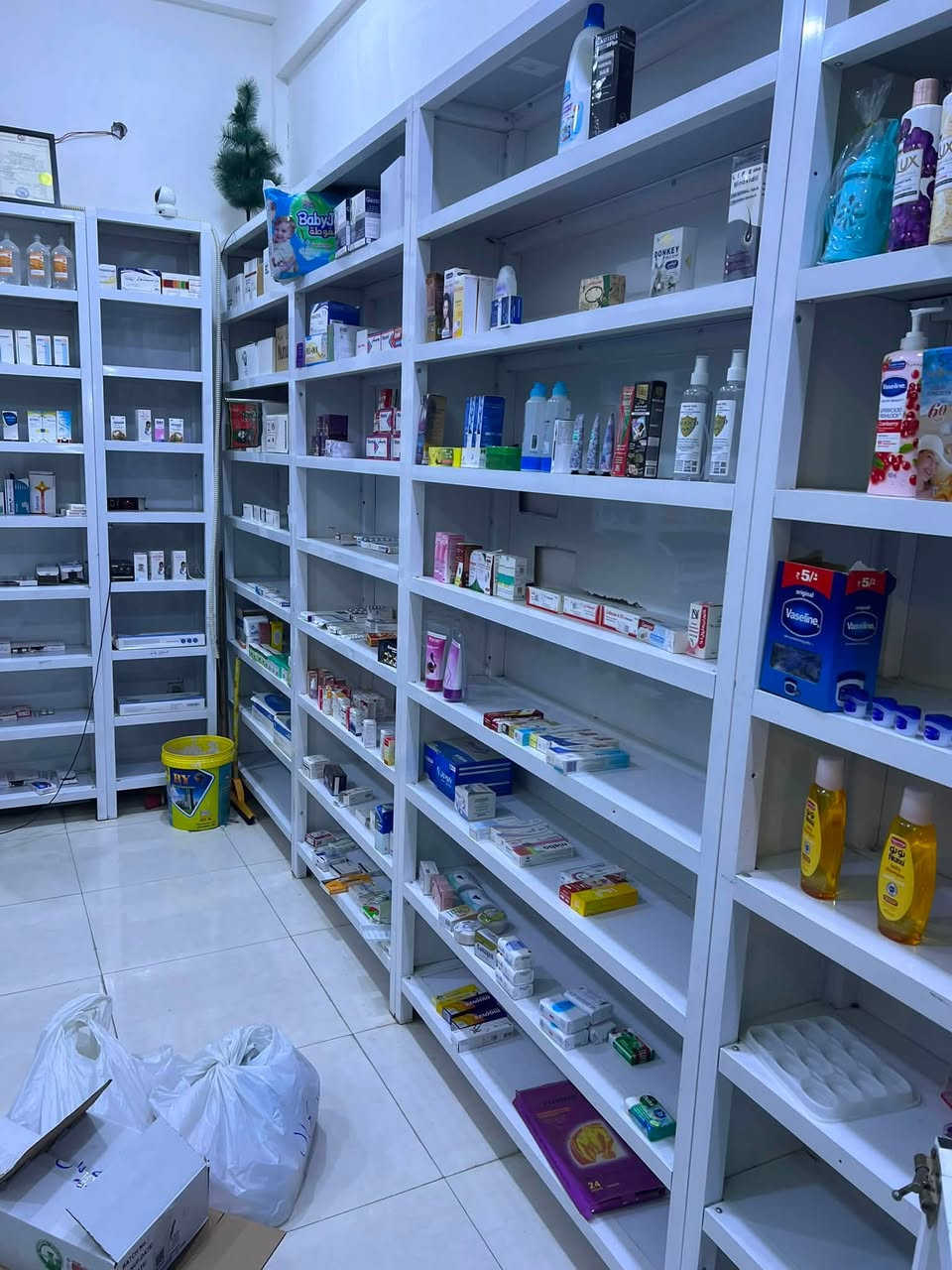 رفوف صيدلية للبيع 

المنيوم تركي جديد 
المكان بالبصرة 
***********
