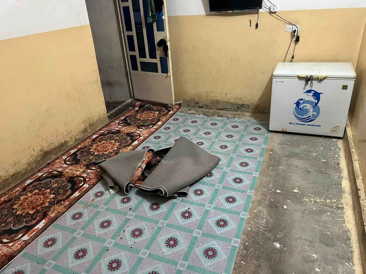السلام عليكم..بيت للبيع مساحه 125 متر..يوجد فيه غرفتين نوم واستقبال وصاله حمامات + لا كاشي ولا سيراميك السعر 50 وبي مجال..
الموقع: الشارع الاول مجاور كراج ابو لطيف 
للأستفسار الاتصال ع الرقم : ***********
