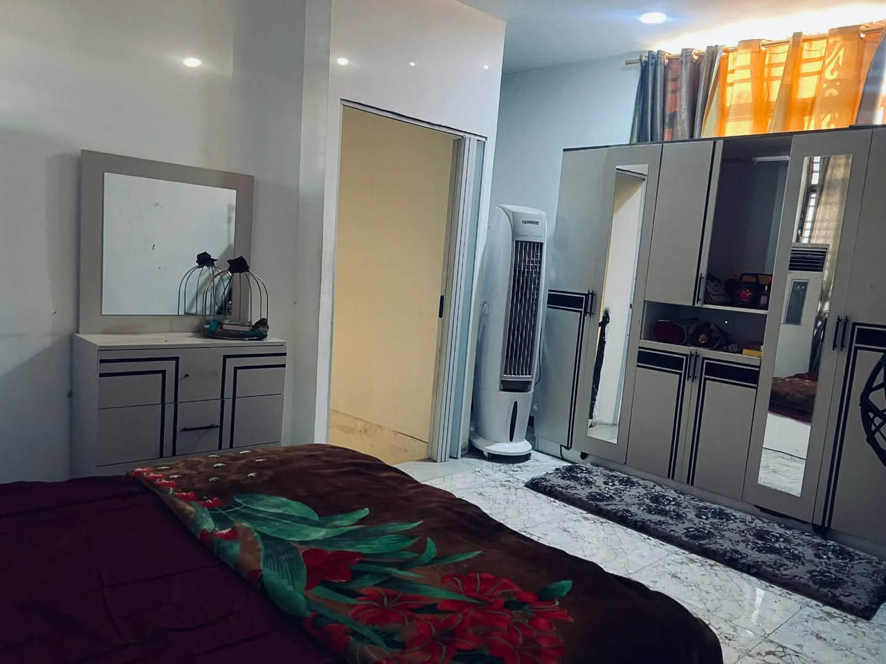 بيت طابقين ونص مساحه 123 متر واجهه 6 نزال 21
الطابق الارضي يحتوي على مدخلين طرمه+حمام خارجي 
استقبال 
مطبخ 
صاله كبيره+خدمات داخلي وخارجي 
منور + غرفه نوم 
الطابق الثاني 
غرفه نوم كبيره 
غرفه نوم ثانيه 
صاله كبيره من ضمنهاا مطبخ+ خدمات 
الطابق الثالث غرفه نوم
+ سطح امامي+سطح خلفي
العنوان بغداد الدوره المهديه الثانيه الشارع التجاري مجاور صيدليه دواء العز
للاستفسار والطلب الاتصال بالرقم 
***********
او مراجعة مكتب الشهم للتطوير العقاري 
شارع ٤٠ قرب أسواق العائلة
