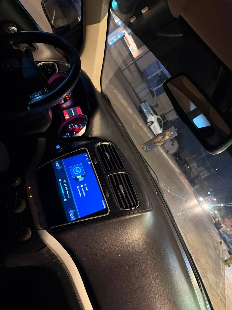 السلام عليكم للبيع دوج جورني 2019 وارد امريكي ضربتها بجم  السياره ماشيه 160الف  محرك 2400 مابي اي مشكله رقم بصره باسمي السياره مواصفات عاديه بصمه تحكم ستيرن شاشه  مثبت سرعه تبريد ثلاث قطع السياره سبعه راكب  تجي وشوفها  السعر 135 مكاني البصره مامتواجد على الفيس رقمي ***********
