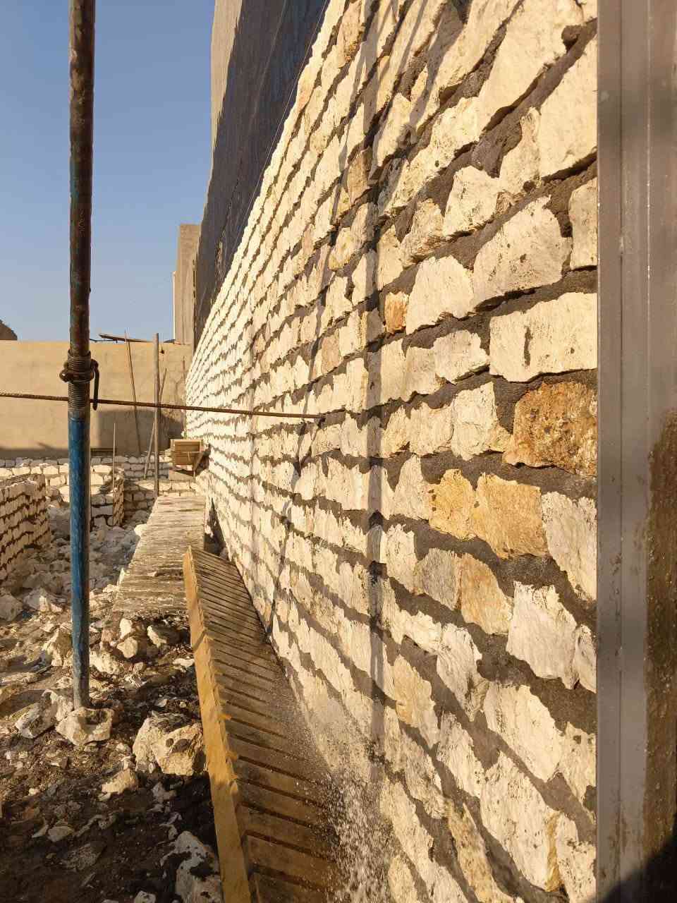بنه حجر 
عادي بس نتفق وياكم من ينزل سمنت نشتغل
***********
واتساب. خاص

نص مكتوب في الصور:
- تم تَمام موعد... اليوم، ١:٤٢ م
- d@rdg_2004