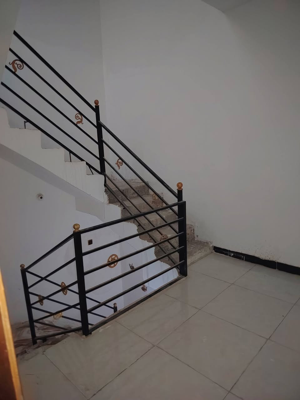 بيت ٥٠ متر للايجار قرب جامعه الصفوه أقرب للشارع الروضتين هذا رقم ابو البيت ***********
