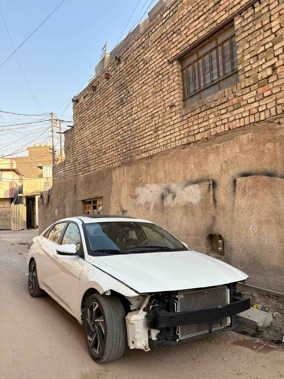 للبيع: هونداي النترا 2025 (فول مواصفات)
التفاصيل والمواصفات:
 الموديل: 2025
 اللون: أبيض
 المواصفات: فول مواصفات
 الضرر والحادث: حادث بجم وطخات بسيطه (مضروبة بجم). التفاصيل الكاملة موثقة بالصور على الشاصي، تكدرون تدخلون على رقم الشاصي وتشوفون حادثها قبل التصليح.
 رقم الشاصي (VIN):[KMHLS4DG6SU964941]
 حالة السيارة والتصليح: كاملة تصليح ومجهزة داخل بغداد، بيها نواقص بسيطة جداً (دعامیة، لايتات، وتضبيط بسيط بالكهرباء فقط).
 الرقم: بدون رقم حالياً (بعدها ما مرقمة)، تحول خصوصي مباشرة.
 المكان: بغداد
 السعر: [115$] (قابل للتفاوض البسيط)
 للتواصل والاستفسار: [***********]

