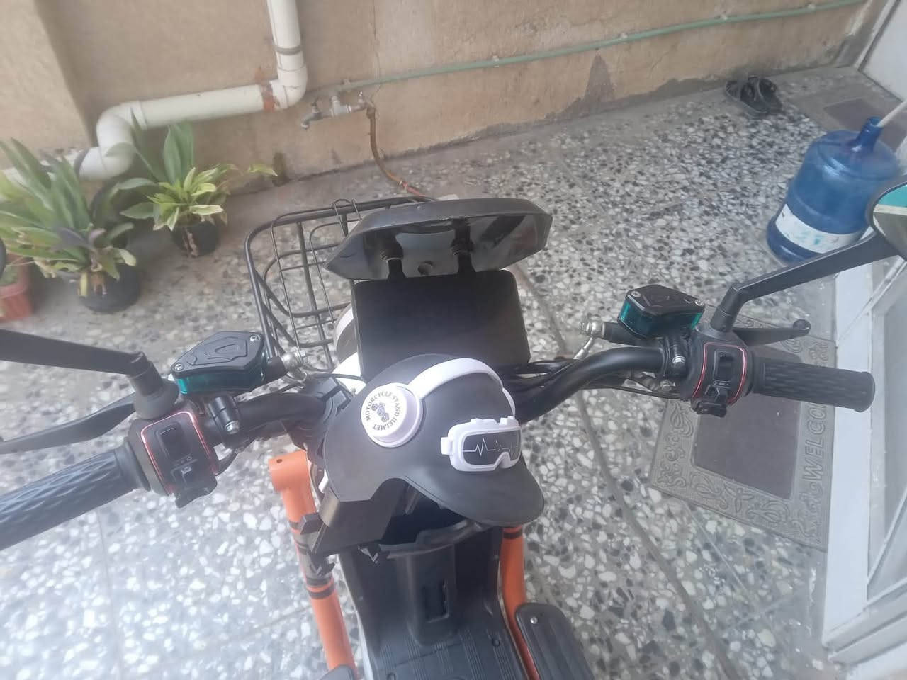 لسلام عليكم للبيع r9 مستعجل الدراجه 5 باتري سويجين2 بصمه 2 تشغيل عن بعد الدراجه كله جديده بيه بس الماشه مشكله باستيرن  مثبت سرعه نضام r رجوع  درع امامي العنوان بغداد حي الخضراء شارع البصره السعر 450 وبيه مجال ***********. واتساب

