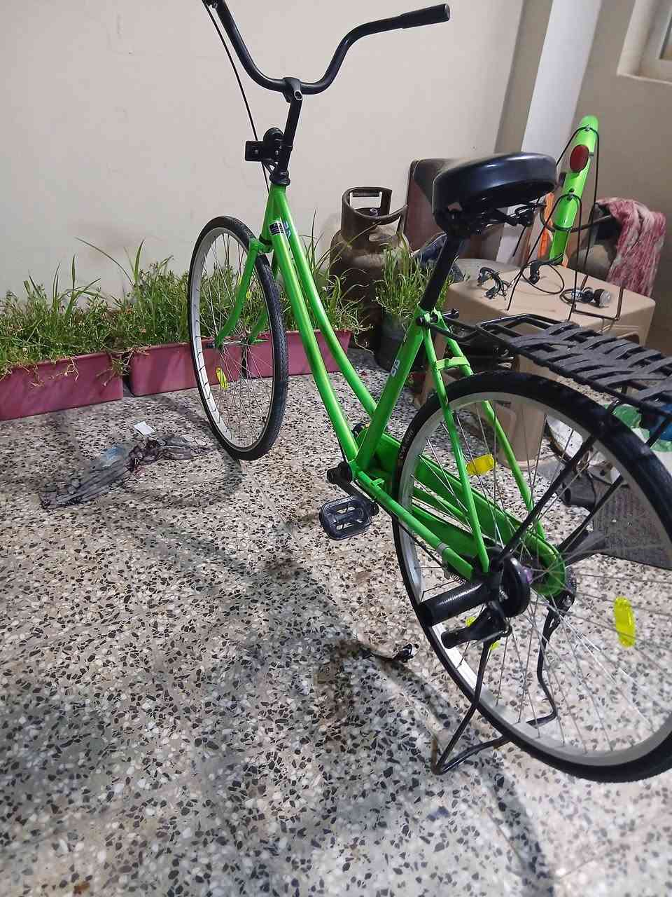 بيسكل للبيع BDلون تفاحي والله البيسكل كلش نضيف بي بس شخطتيت مال الحاويه كدام
عينكم النضافه السعر120وبي مجال

