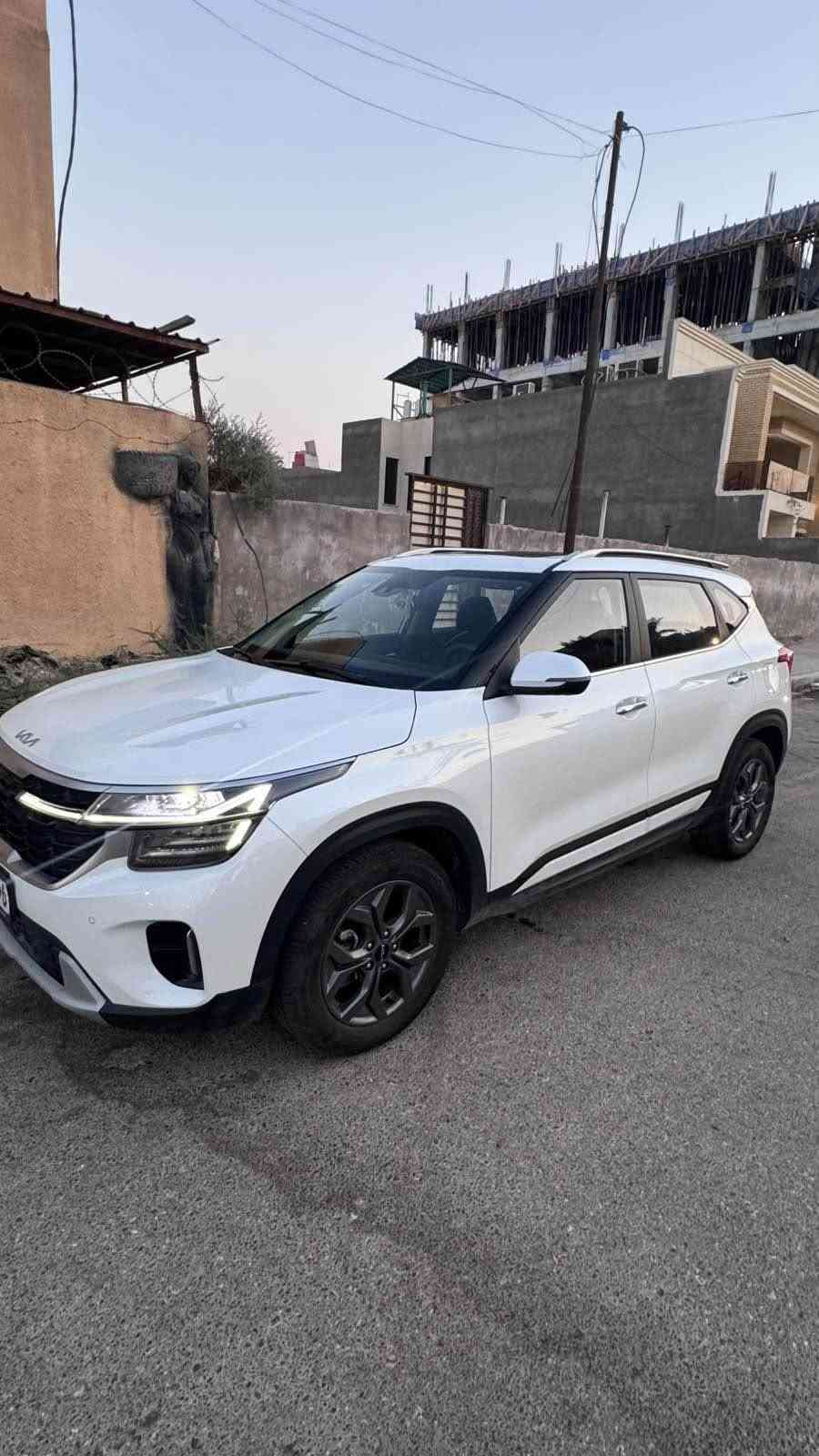 🚘 Kia Seltos SX 2025

🔹 الموديل: Kia Seltos SX
🔹 سنة الصنع: 2025
🔹 المحرك: 1.6 لتر Turbo
🔹 القوة: 195 حصان
🔹 ناقل الحركة: أوتوماتيك 8 سرعات
🔹 الدفع: AWD دفع رباعي

✨ المواصفات والتجهيزات

• شاشة 10.25 إنش
• شاشة عدادات رقمية 10.25 إنش
• Apple CarPlay
• Android Auto
• نظام صوت Bose Premium
• شحن لاسلكي للهاتف
• Smart Key دخول ذكي
• تشغيل زر
• مقاعد جلد
• مقعد السائق كهربائي
• تبريد المقاعد الأمامية
• فتحة سقف كهربائية
• مكيف أوتوماتيك
• مقود رياضي Flat Bottom
• Ambient Lighting إضاءة داخلية
• مصابيح أمامية LED
• مصابيح خلفية LED
• جنوط 18 إنش
• مرايا كهربائية
• إشارات انعطاف بالمرايا
• زجاج خلفي مظلل
• باب خلفي كهربائي

🛡️ أنظمة الأمان

• رادار أمامي
• كاميرا خلفية
• حساسات ركن
• مثبت سرعة ذكي
• نظام المحافظة على المسار
• نظام متابعة المسار
• مراقبة النقطة العمياء
• تحذير حركة المرور الخلفية
• نظام التحذير ومنع الاصطدام الأمامي
• كشف المشاة والدراجات
• Highway Driving Assist
• مراقبة ضغط الإطارات
• وسائد هوائية متعددة
*********** البصرة, العراق
