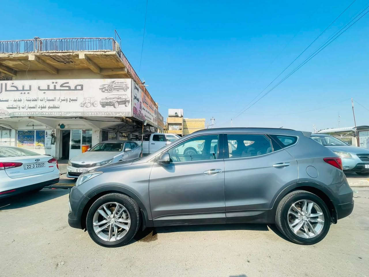سلام عليكم سياره هونداي سنتافي موديل ٢٠١٦السياره كفاله من الصبغ والمعجون بيها اشوي بارد جو الرقم مال جنطا فقط والسياره خير من الله من حداديه وصدر وتبريد جاهزه على آخر حبايه السياره ٧ راكب ثلاث قطع تبريد ماشيه ١٥٧ السياره فول مو صفات ما عده البصمه عنوان السياره واسط نعمانيه 
***********
