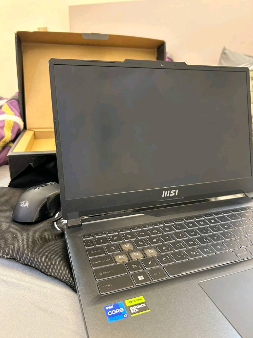 السلام عليكم لابتوب للبيع:

 MSI Cyborg 15 A13VE-218US

لابتوب Gaming قوي ومناسب للألعاب، التصميم، الهندسة المعمارية والرندر 

🔹 المعالج: Intel Core i7-13620H – الجيل 13
10 Cores / 16 Threads – سرعة تصل إلى 4.9GHz

🔹 كرت الشاشة: NVIDIA GeForce RTX 4050
VRAM 6GB GDDR6

🔹 الرام: 16GB DDR5 5200MHz
قابل للترقية

🔹 التخزين: 512GB NVMe SSD PCIe Gen 4
سريع وقابل للترقية

🔹 الشاشة: 15.6” FHD 1920×1080
IPS-Level – 144Hz

🔹 نظام التشغيل: Windows 11 Home
🔹 المنافذ: USB-A + USB-C + HDMI 2.1 + RJ45 🔌
🔹 البطارية: 53.5Wh 
🔹 الشاحن: الأصلي 120W
🔹 الوزن: تقريباً 1.98 كغم

مناسب جداً لـ:
 AutoCAD
Revit
SketchUp
3ds Max
Lumion
Enscape
Photoshop
والألعاب

يأتي مع:
✅ اللابتوب
✅ الشاحن الأصلي
✅ الماوس
✅ الكارتونة والملحقات

الحالة: استخدام نظيف وجميع القطع أصلية ماعدا انه يحتاج تغير بطارية فقط.

📩 السعر: 800 و بي مجال 
📍 المكان: يوصلك للبيت
للتواصل: ‪+964 771 000 0984