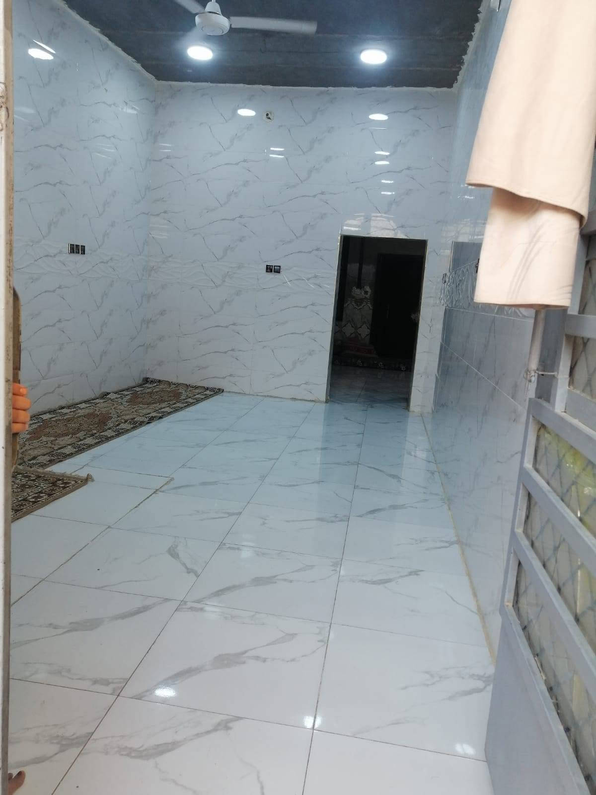 سلام عليكم بيت للبيع في الكوام الغربي مساحته ١٨٠ متر متكون من ٢ غرف وصاله كبيره ومطبخ واستقبال ٤*9
