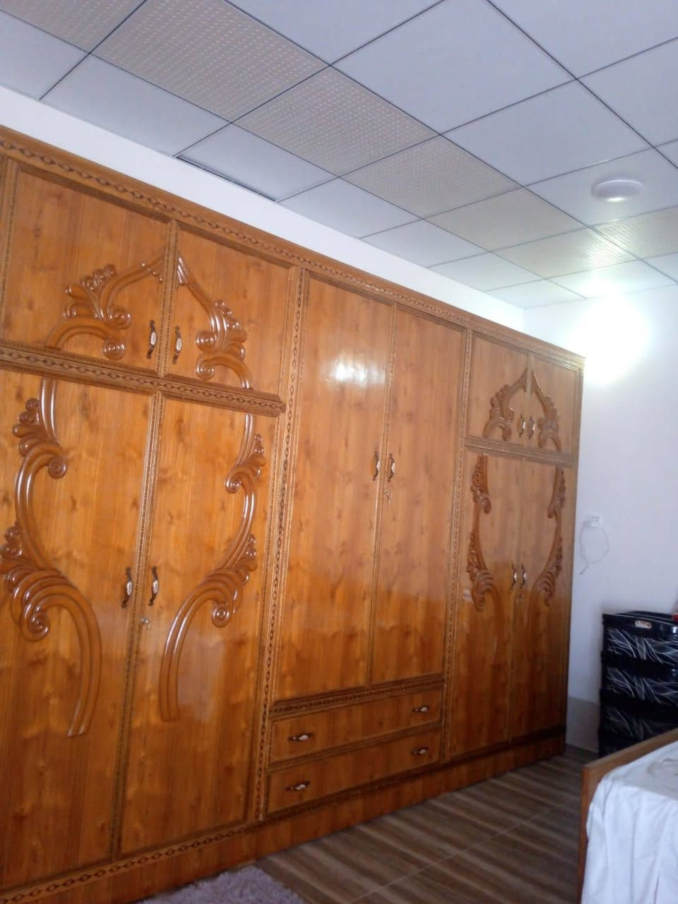 غرفت اخشاب للبيع سعر 2300 وبيهة مجال هيت رقم الهاتف ***********
