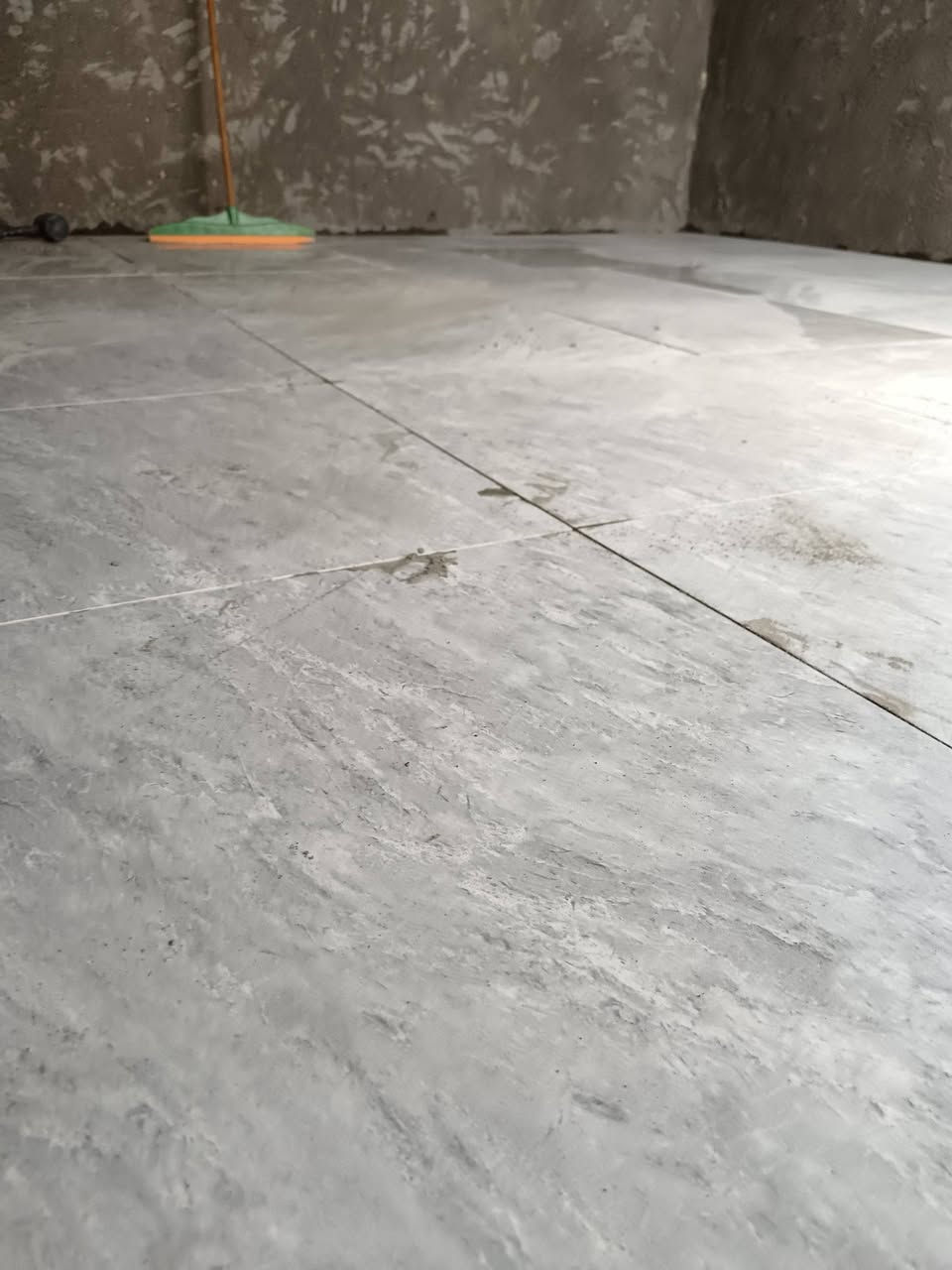 خلفه لبخ وتطبيك شغل درجه اولئ  *********** ما عليك بس اتصل نشتغل كافه انواع لبخ وتطبيك ارضيات وبناء بلوك
