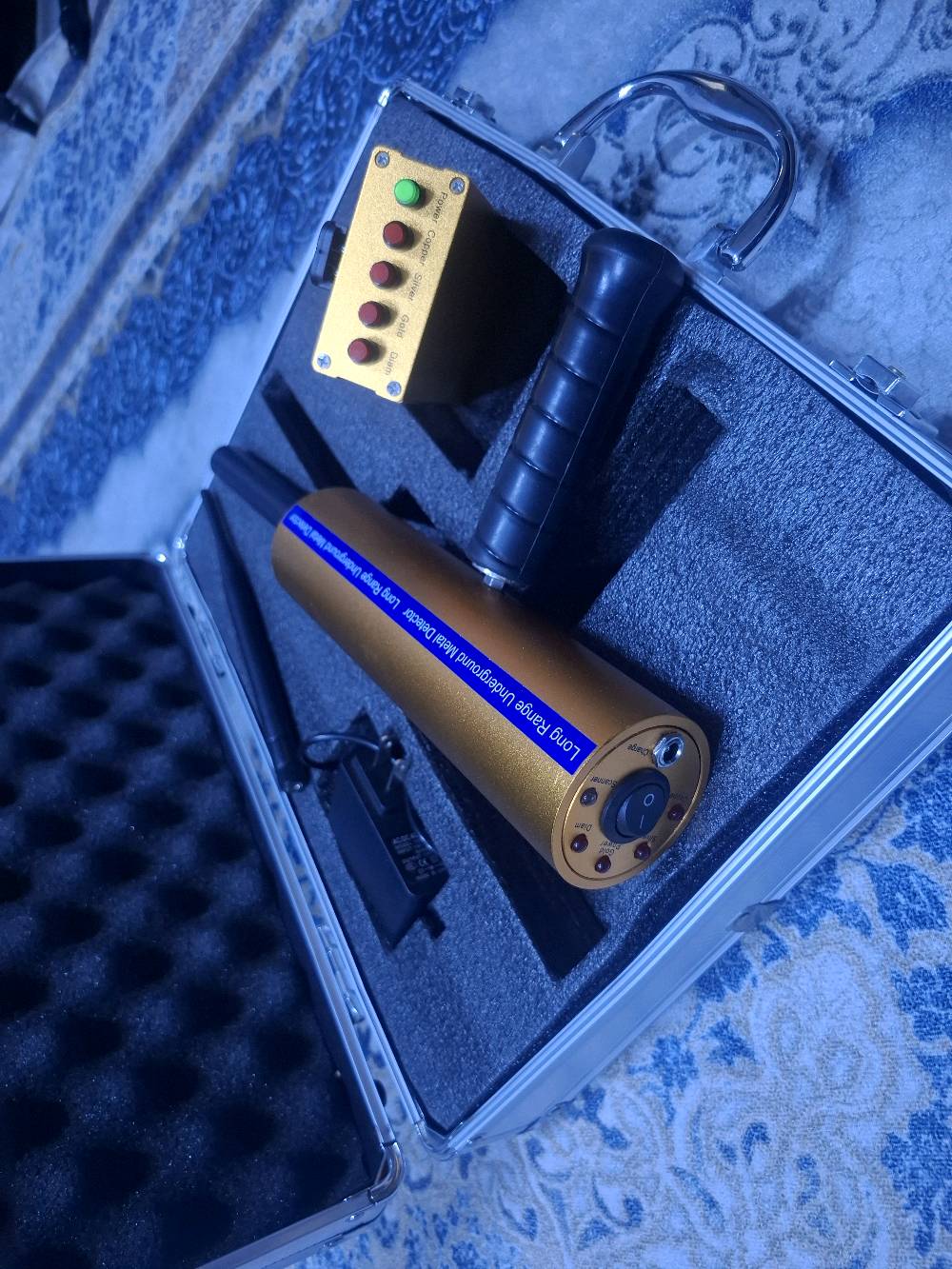 جهاز كاشف الفراغات و المياه والدفائن والمعادن  بكافة أنواعها بمدى يصل لكيلو متر  نوع تكساس أمريكي  السعر 375  ألف الجهاز جديد غير مستعمل من بضاعة أمزون    للتواصل على رقم الوتساب ***********