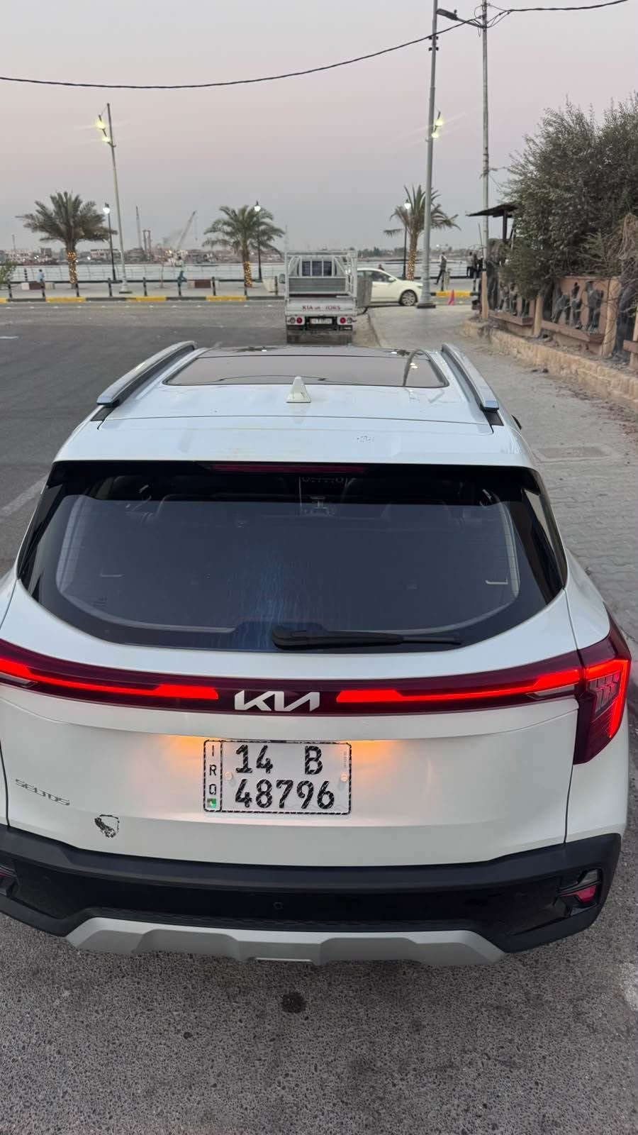 🚘 Kia Seltos SX 2025

🔹 الموديل: Kia Seltos SX
🔹 سنة الصنع: 2025
🔹 المحرك: 1.6 لتر Turbo
🔹 القوة: 195 حصان
🔹 ناقل الحركة: أوتوماتيك 8 سرعات
🔹 الدفع: AWD دفع رباعي

✨ المواصفات والتجهيزات

• شاشة 10.25 إنش
• شاشة عدادات رقمية 10.25 إنش
• Apple CarPlay
• Android Auto
• نظام صوت Bose Premium
• شحن لاسلكي للهاتف
• Smart Key دخول ذكي
• تشغيل زر
• مقاعد جلد
• مقعد السائق كهربائي
• تبريد المقاعد الأمامية
• فتحة سقف كهربائية
• مكيف أوتوماتيك
• مقود رياضي Flat Bottom
• Ambient Lighting إضاءة داخلية
• مصابيح أمامية LED
• مصابيح خلفية LED
• جنوط 18 إنش
• مرايا كهربائية
• إشارات انعطاف بالمرايا
• زجاج خلفي مظلل
• باب خلفي كهربائي

🛡️ أنظمة الأمان

• رادار أمامي
• كاميرا خلفية
• حساسات ركن
• مثبت سرعة ذكي
• نظام المحافظة على المسار
• نظام متابعة المسار
• مراقبة النقطة العمياء
• تحذير حركة المرور الخلفية
• نظام التحذير ومنع الاصطدام الأمامي
• كشف المشاة والدراجات
• Highway Driving Assist
• مراقبة ضغط الإطارات
• وسائد هوائية متعددة
*********** البصرة, العراق
