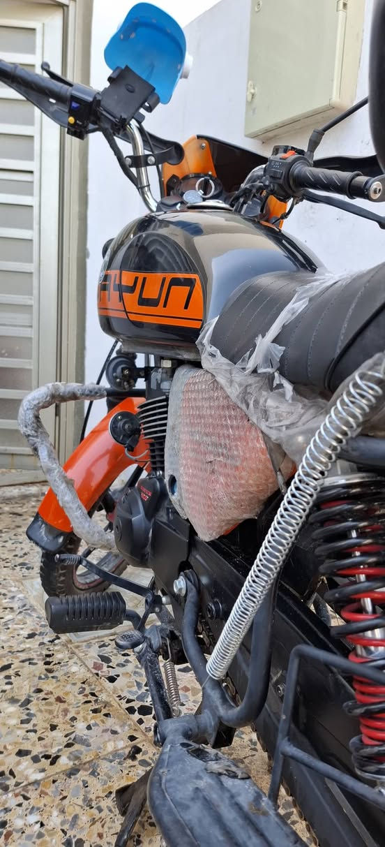 السلام عليكم شباب 
دايوان موديل 25 
مكينة 200cc 
صارلها 5 اشهر من طلعت من الوكيل 
النظافة فول ، برغي واحد ما مفتوح بالمكينة 
رقم اربيل ، وكالة بأسمي ، وكيلها علي عنجور بخان المخضر
ما ماشية اهواي 
ابيعها كامل هي والصندوق والخوذة وسماعة الخوذة 
سعرها 2400 وبيها مجال للشراي
 للأستفسار الاتصال على هذا الرقم 
*********** 
عندي بي واتساب 
بالفيس قليل اتواجد
