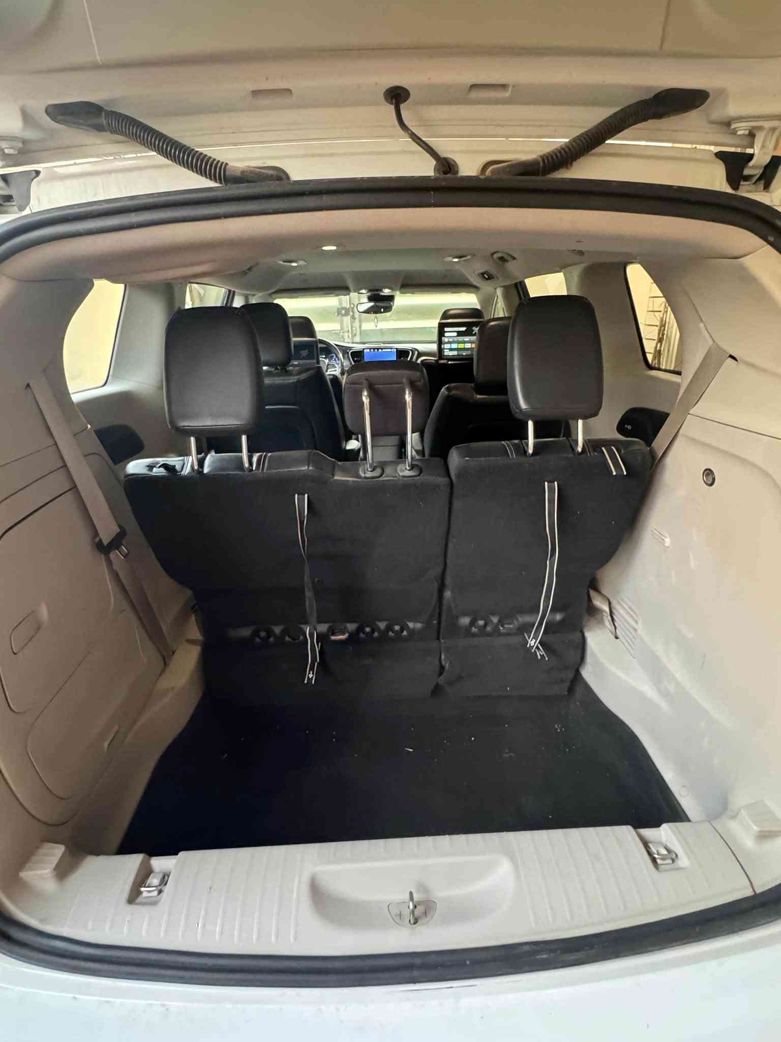 🚘 للبيع Chrysler Pacifica Hybrid موديل 2022 فول مواصفات
• الموديل: 2022
 • المحرك: هايبرد (بنزين + كهرباء) V6 سعة 3.6 لتر + محركين كهربائية
 • القوة: 260 حصان
 • ناقل حركة: أوتوماتيك (e-CVT)
 • الدفع: أمامي FWD
 • الممشى: 94 كم فقط (جديدة كلش)
 • اللون: أبيض لؤلؤي

✅ المواصفات:
 • داخلية جلد فخم بلون أنيق
 • مقاعد كهربائية مع تبريد وتدفئة
 • نظام ترفيه خلفي مع شاشات
 • شاشة وسطية لمس + نظام ملاحة
 • كاميرات محيطية 360°
 • مثبت سرعة ذكي + تحذير مغادرة المسار + رادار مانع تصادم
 • تشغيل بصمة + دخول ذكي
 • USB + بلوتوث + Apple CarPlay / Android Auto
 • إضاءات LED أمامية وخلفية
 • رنجات كروم أصلية

⸻

📌 السيارة فول مواصفات وكالة، ماشية 94 كم فقط، صافية وما ناقصها شي.
📌 هايبرد اقتصادية (بنزين + كهرباء)، تمشي كهرباء بحدود 50 كم والمجموع يوصل أكثر من 500 كم
ملاحضة السيارة وارد امريكي بدون ايرباك بيها جاملغ خلفي فقط صبغ مكاني الدورة *********** السعر 245 وبية مجال
