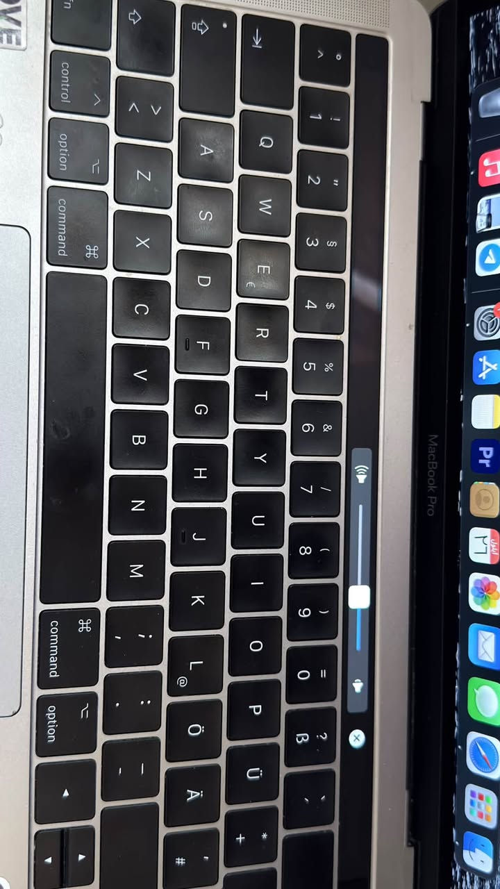 Macbook pro 2017
Ram 16
Hd 512 
 نظافة 90‎%‎. 
حجم الشاشة 13 أنج
تش بار

السعر ٥٥٠ وبي مجال 

للتواصل ***********

نص مكتوب في الصور:
- ٣,٥ GHz Dual-Core Intel Core i7 المعالج الرسومات ١٥٣٦ م.ب. Intel Iris Plus Graphics 650 الذاكرة ١٦ غ.ب. LPDDR3 2133 MHz الرقم التسلسلي C02VF2GSHV2R التفاصيل... انتهت صلاحية التغطية macOS macOS Ventura الإصدار 13.7.8 شاشات العرض شاشة ريتينا مضمنة ١٣,٣-بوصة (٢٥٦٠ × ١٦٠٠) اعدادات شاشة العرض الإشعارات الصوت التركيز مدة استخدام الجهاز عام المظهر تسهيلات الاستخدام مركز التحكم Siri والبحث الخصوصية والأمن سطح المكتب وشريط الأيقونات شاشات العرض خلفية الشاشة شاشة التوقف