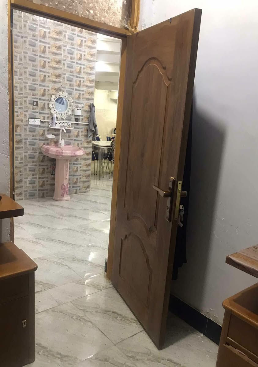 بيت طابو زراعي سند ٢٥ مساحتة ٣٢٠م خلف كوفي الزعيم يحتوي ع غرفتين نوم وصالة واستقبال ومطبخ وصحيات بناء طابوك وسكف صب واساس صب قرب البوابة 
للأستفسار ***********
*********** او مراجعة مكتب أمتار للعقار
