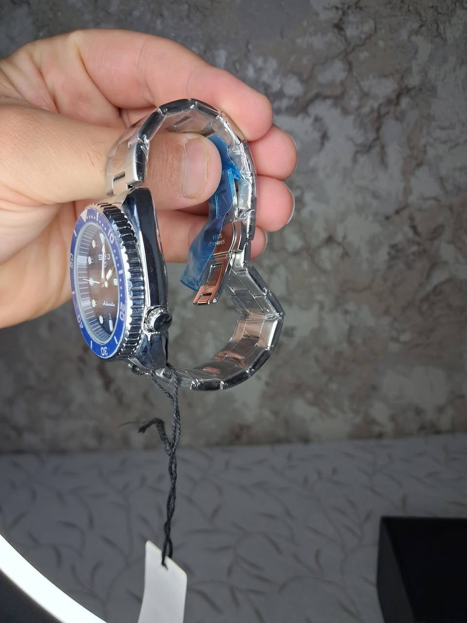حركة Automatic أوتوماتيك
السعر ٢٠ الف 
🔵 واجهة زرقاء
🔵 إطار (Bezel) أزرق بتدرجات أرقام الغوص
📅 عرض اليوم والتاريخ Day & Date
✨ مؤشرات وعقارب واضحة ومضيئة
🔩 سوار معدني ستيل
👔 تصميم رجالي رياضي وأنيق
💎 مظهر فاخر مناسب للدوام والمناسبات
التواصل *********** واتساب
