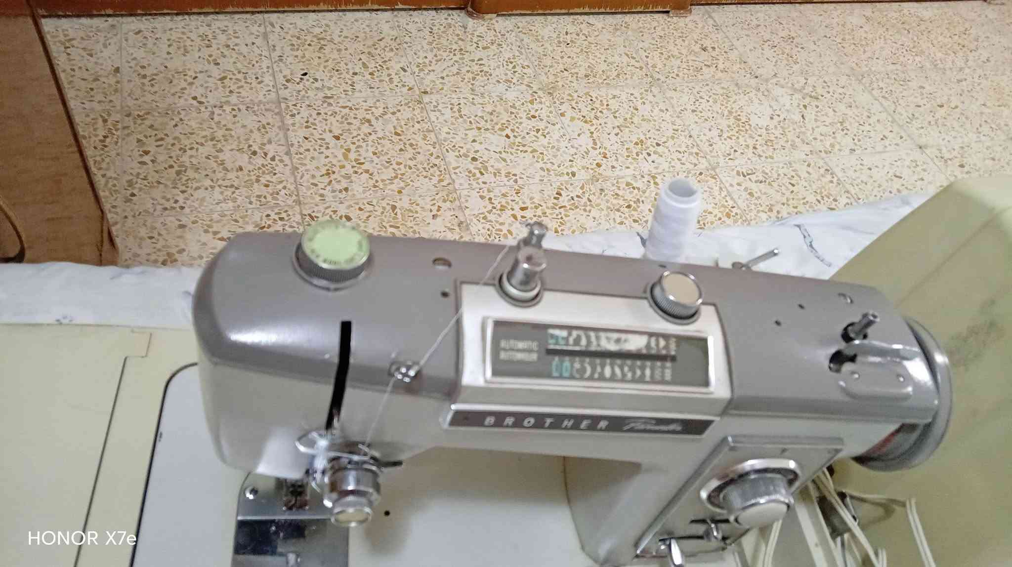 مكينة خياطه براذر سوبر نضيفه جدا غير مستعمله مواصفات تطريز +أوفر +بيت دكمه +خياط ياباني أصلي السعر ٢٠٠وبيها مجال بسيط نجف مجمع بيتي الأول***********

نص مكتوب في الصور:
- HONOR X7e