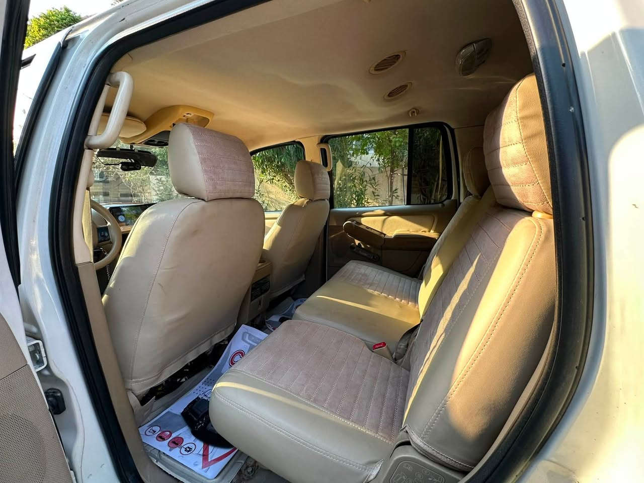 سيارة فورد إكسبلورر (Ford Explorer)  (موديل٢٠٠٨)
سيارة دفع رباعي (SUV) عائلية أمريكيةسبع راكب 

✨ المزايا والمواصفات البارزة:
1. التصميم الخارجي القوي:
 هيكل دفع رباعي (SUV) ضخم وعملي، بلون أبيض مرغوب وبحالة جسم خارجية جيدة جداً.
 مزودة برولات سقف (Roof Rails) سوداء عملية لربط الأمتعة أو الحمولات الإضافية في السفر.
 إطارات رياضية سوداء (Rims) حديثة بتصميم أنيق تضفي على السيارة طابعاً شبابياً قوياً ومميزاً مقارنة بالشكل التقليدي.
 عتبات جانبية (Side Steps) لتسهيل صعود وركوب الأطفال وكبار السن براحة تامّة.
2. المقصورة الداخلية والراحة:
 مقصورة واسعة جداً بركاب مريحين (تتسع لعدد كبير من العائلات أو الرحلات الطويلة).
 مقاعد مكسوة بغطاء أنيق ذو لون بيج متناسق مع ديكور السيارة الداخلي، مع مساند رأس مريحة.
 مسند ذراع وسطى إضافي عملي مزود بحاملات أكواب وتصميم مريح للرحلات الطويلة.
 تحكم كهربائي بالمقاعد الأمامية لضبط وضعية الجلوس بكل سهولة وسلاسة.
3. التقنيات والترفيه:
 شاشة ترفيهية وسطية ذكية حديثة ومتطورة تعمل باللمس لتلبية احتياجات الملاحة والوسائط المتعددة.
 نظام تكييف قوي وفعال يغطي كافة مقصورات السيارة بوزنها العائلي.
4. الأمان والاعتمادية:
 نظام تعليق قوي يناسب الطرق المختلفة وثبات ممتاز على السريعات والمنعطفات.
 نظام أمان متكامل يشمل الوسائد الهوائية وأنظمة الفرامل المانعة للانغلاق.

للعلم التايرات جديده مع الاسبير

السعر ٨٠ ورقه بالخير لتصير من نصيبه

مكان السيارة الكاظمية 

للتواصل 
مهندس اسامه ***********

