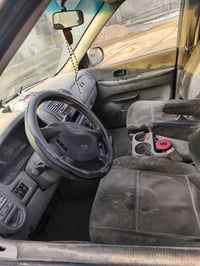 كيا سيدونا 2004 لون اسمنتي محرك شغال بي خربطه IC اي سي كير مكفول رقم ب...