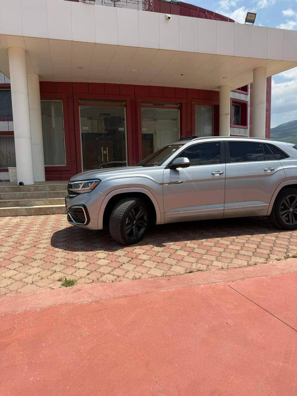 2021 VOLKSWAGEN ATLAS, SE 
ڤۆلکس واگن ئەتڵەس کرووس سپۆرت ٢٠٢١
مواسەفات SE
کوشن جلد 
مەکینە ٣.٦   6شەش پستن بەنزین
بێ بۆیاغ هیچ بۆیاغی نیە یەک پاچەی بیلاد گۆراوە 
رەنگی سلڤەر 
پانۆڕاما
حەساس 
کوشن هیتەر 
بەسمەیە 
ئاوێنە رادار 
کوشن کارەبایی
شخال و رادار
کوشین گرم
دیاری کردنی خێرایی و هەستەوەری باران
کتابی جام رەشی لۆ کرایە
نرخی ٢٣٥ وەرەقە و مەجال
رقم شانسی 1V2PE2CA2MC200543
ژمارەی تەلەفۆن ***********.  *********** سوران, أربيل
