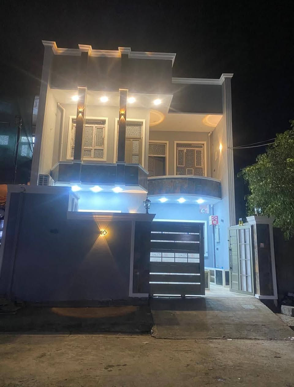 🏡 دار للبيع 🔥🔥
📐 مساحة الدار :  150 ( 7,5*20) 
🧾جنس الدار : زراعي قرار 25 
💥 سنة البناء : 2025

✅ يتكون الدار  من طابقين 
1️⃣ أستقبال ، صالة ، مطبخ ، غرفتي نوم ، صحيات ، گراج  
2️⃣ غرفتي نوم، صالة ، صحيات 

مواصفات البناء : الأساس رفت ، الطابق الاول محزم سيراميك 120سم ، سيراميك درجة ممتازة ، الأبواب pvc السراي التركي درجة اولى 

💥 الدار يصلح للسكن والأستثمار / مؤجر ب 400

📍 الموقع/ بهرز ـ حي القادسية ـ قرب اسواق صباح الدليمي 

📞 للأستفسار / ***********
