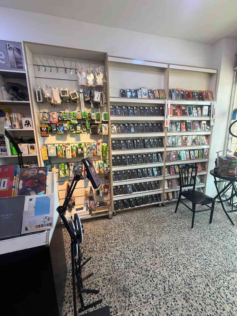 محل كامل للبيع موقعه البنوك  الثانيه نزلت الحسر كبال مختبر النخبه الشارع العام والوارد ماته حلوو وبي زباين بس ماعدي مجال حاليا كامل متكمل وسبلت بي توسوت طن ونص انفيرتر ونت وكهرباء وصيانه وبيع وشراء الاجهزه وجاره رخيص موقعه كلش حلوو ع شارع ااعام *********** استفسار اتصل
