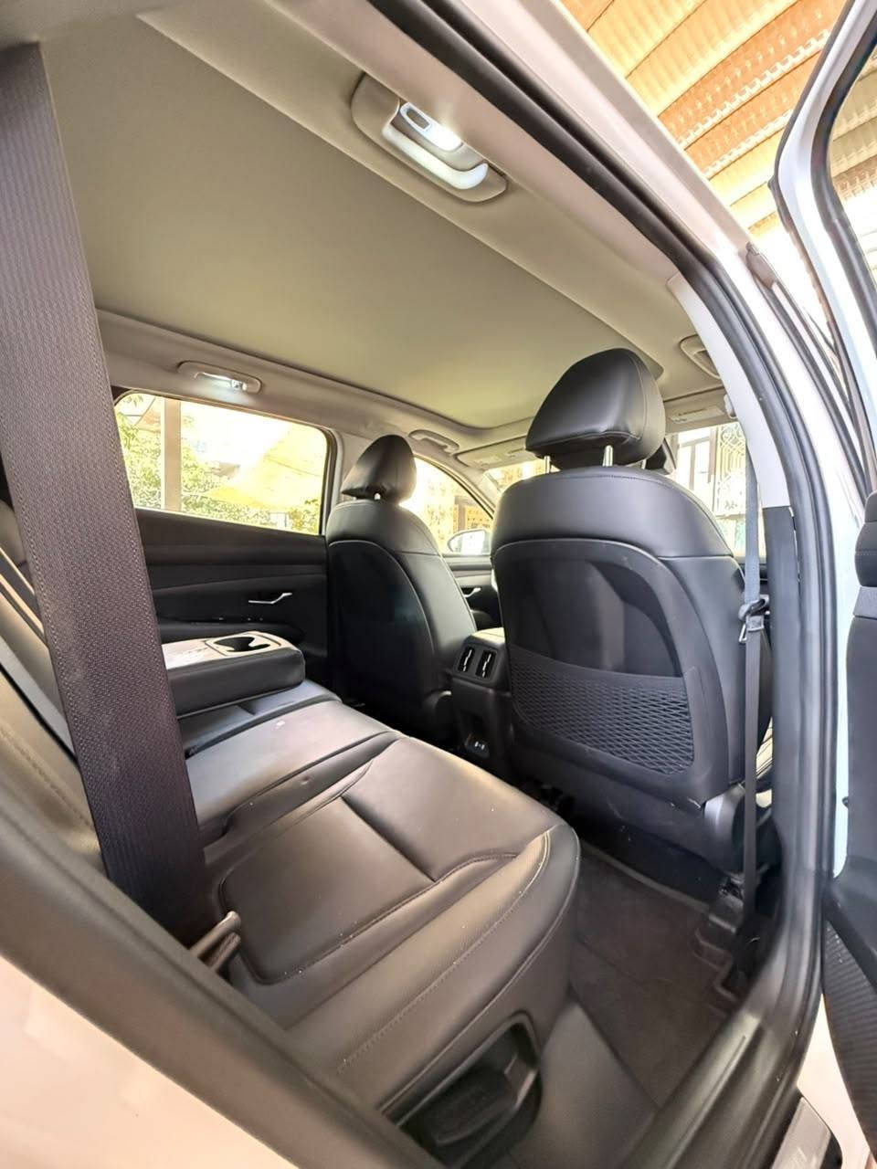 🚘 هيونداي توكسان Limited 2025
✨ المواصفات:

* 🔹 موديل 2025 — فئة Limited
* 🔹 محرك 2.5 لتر GDI / MPI
* 🔹 قوة 187 حصان
* 🔹 عزم 178 lb-ft
* 🔹 قير أوتوماتيك 8 سرعات
* 🔹 دفع أمامي FWD أو رباعي HTRAC AWD حسب النسخة
* 🔹 جنوط ألمنيوم 19 إنچ
* 🔹 فتحة سقف بانورامية ☀️
* 🔹 مقاعد جلد
* 🔹 مقاعد أمامية تبريد وتسخين
* 🔹 مقاعد كهربائية أمامية
* 🔹 ذاكرة لمقعد السائق والمرايا
* 🔹 تدفئة للمقاعد الخلفية
* 🔹 شاشة وسطية 12.3 إنچ
* 🔹 شاشة عدادات رقمية 12.3 إنچ
* 🔹 ملاحة Navigation
* 🔹 نظام صوت BOSE Premium
* 🔹 Apple CarPlay & Android Auto لاسلكي
* 🔹 شحن لاسلكي للموبايل
* 🔹 كاميرات 360° Surround View
* 🔹 حساسات أمامية وخلفية
* 🔹 مثبت سرعة متكيف
* 🔹 نظام تحذير ومساعدة تفادي الاصطدام
* 🔹 مراقبة النقطة العمياء
* 🔹 مساعد البقاء على المسار
* 🔹 مساعد الركن الذكي Remote Smart Parking Assist
* 🔹 باب خلفي كهربائي يفتح تلقائياً
* 🔹 مفتاح ذكي + تشغيل بصمة/زر
* 🔹 Head-Up Display (HUD)
* 🔹 إضاءة LED
* 🔹 مرايا كهربائية ومدفأة
* 🔹 أنظمة قيادة: Normal / Sport / My Drive / Snow للـ AWD
بدون لوحات تترقم جميع المحافظات
مكانها بالحله
ضررها بنيد وخشم الجاملغ الامامي
***********
