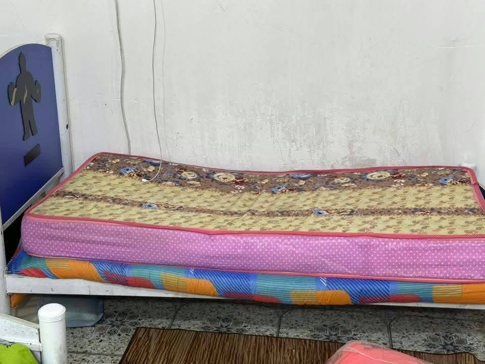كل حاجه • اسرة • غرفه اخشاب