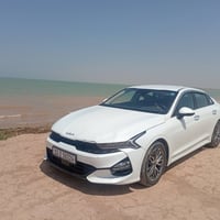 اخوان K5 موديل ٢٠٢٢ لون صدفي ابيض رقم بغداد محرك ٢٠٠٠ وارد كوريا العنو...