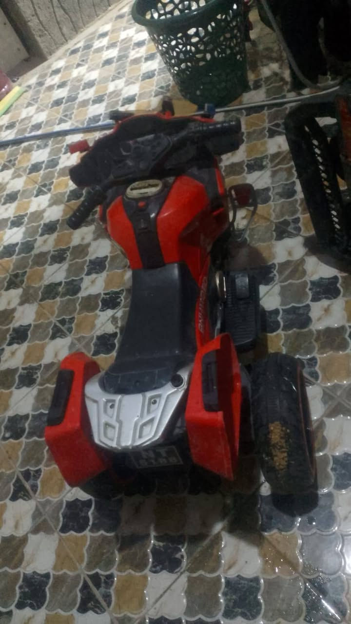 السيارة نظيفه بس محتاجه باتريات السعر 50 قفل
دراجه فقط محتاجه باتري سعر 25 قفل 
عنوان نادر الثالثه التاجيه ***********
