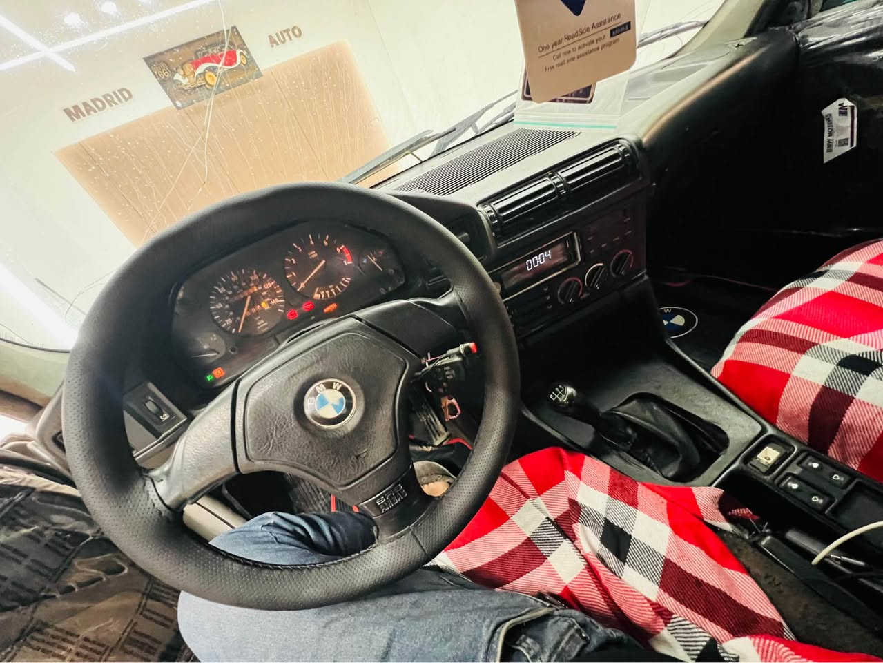 Bmw 525 گێر عادی 
مودیل 1992
ئارم پلاستیک هەولیر بەشەرت ئارم ئوەلیات
سعری ٣٨ گلا معامەلە 
پێشو پشتی کەپسە لیدانی نیە 
موسو براوەی بەشەرتە 
گێرو مەکینەی بەشەرتە 
تەقەو رەقەی نیە 
مەسروفی تیا نیە ئەت دەمی بەس بەنزینی تیکەیت 
٢٥٠ تیابو من ٥ گلا دەبرم سەیارەکە زۆر زۆر بەقۆتە 
قۆتی لەقەدەر خوی نیە بەس ماشاالله ی دەویت 
مواسەفات:
مەکینە کەپس 
جام کارەبا 
لایت ئەلقە 
پێش گەورە 
ویلی M18 دوسایز 
بلوتوز تەنزیل 
سوکانی M
دەعامی M
شوین کۆیە موشتەری تەلەفون بکە فایبەرو واتسئەپ کراوەتەوە: *********** كويسينجاك, أربيل
