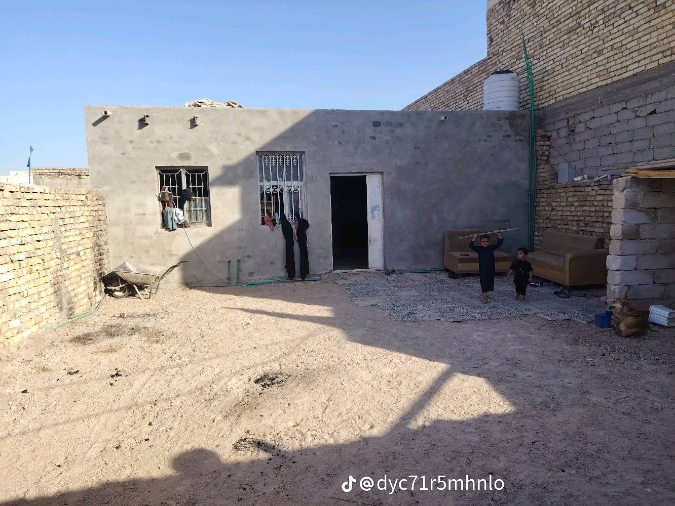 بيت لبيع مساحته 200فوك ميتين بيعن ميتين زراعي سنت 28 مبني بي ميت متر وميه حديقه بي غرفتين وصاله مطبخ تخريج وعيز بس كاشي وسرميك كهربائيات سعر 35 كامل 45 ذا كمله عنونه نجف سحت مضفر قرب حسنيت عاشوري عمود 153 دخل مدينه قريب عل وليه ثالث بيت عن شرع لعام