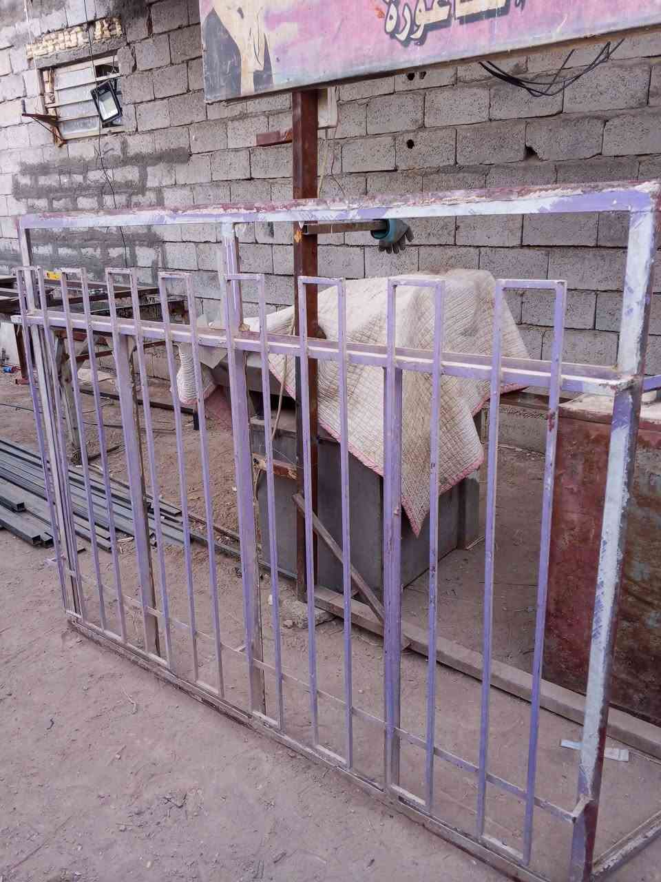 متاح شبابيك حديد ثقيل ونضيف مستخدم قليل كامل جيب وشد بس صبغ مكاني بغداد
***********
