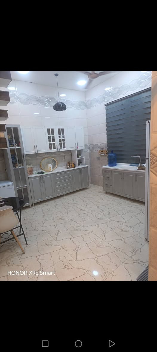 مشتمل للبيع مساحة /٥٠متر /واجهة  ٨ /يحتوي على ٢غرف نوم وصالة ومطبخ وخدمات بيت نظيف جدا موقع ممتاز /ظباط شهداء بياع  الاستفسار على هذا الرقم ***********السعر مناسب

نص مكتوب في الصور:
- HONOR X9c Smart