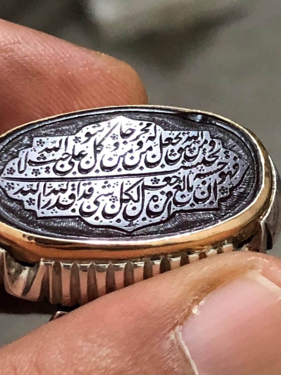 اللهم صلي على محمد وآل محمد 
عقيق يماني قديم لون كرزي 
جراخه ثبتي 
منقوشه آية الرزق المباركه 
ومن يتق الله 
بقلم الاستاذ خالد التميمي خط قديم 
صياغة المبدع علي بمبع
