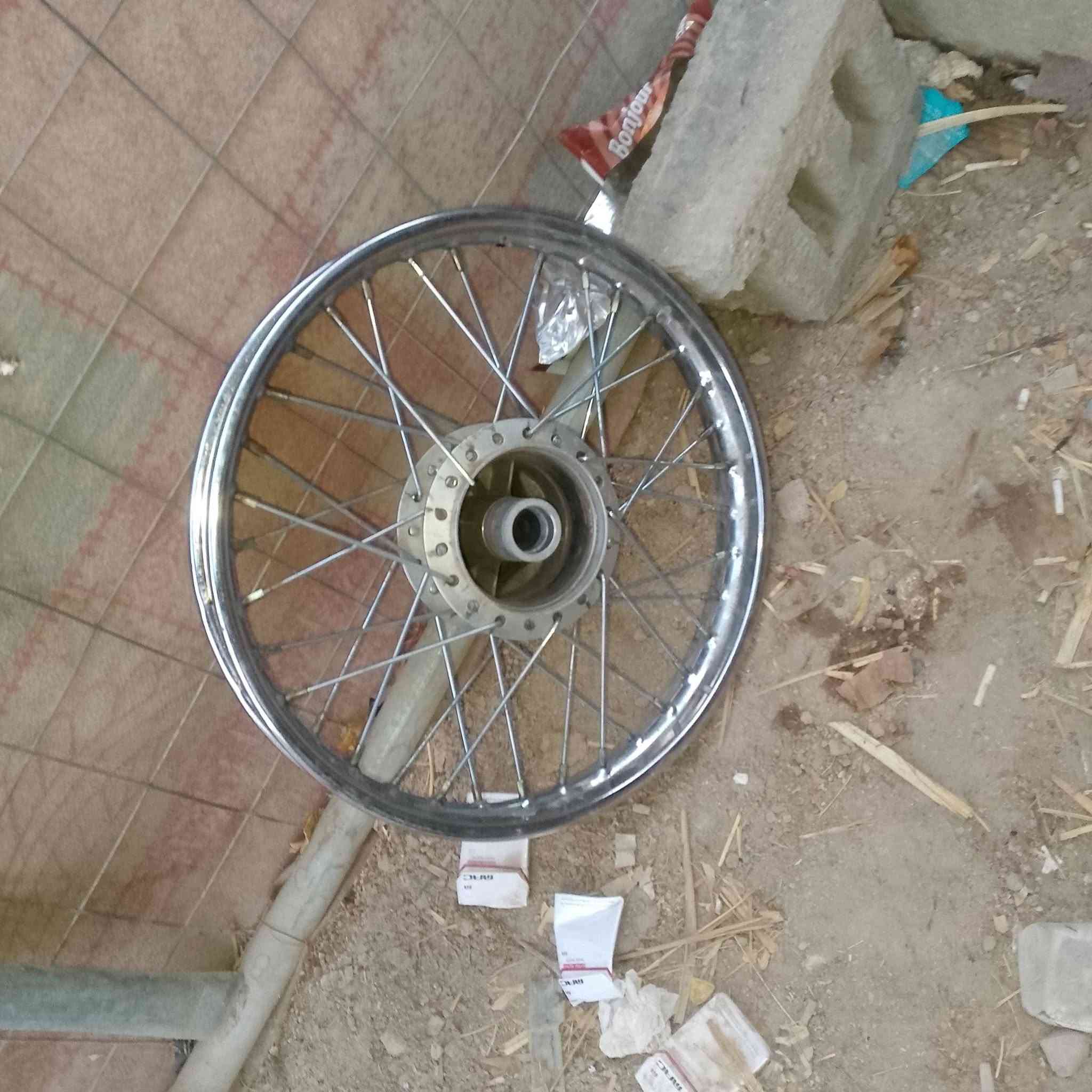 دراجه البيع نامه من طول اللطول شاصي نامه بلاد حته تعميره بس المحرك نامه برو المحرك يخبل شلعه ومعدل وفصله فول بيه لاستيك ولف بيه دخانه بصيطه سعر310 وبيه مجال قليل للعلم السبايدر مو وياه مكان ناصريه مركز رقمي ***********
