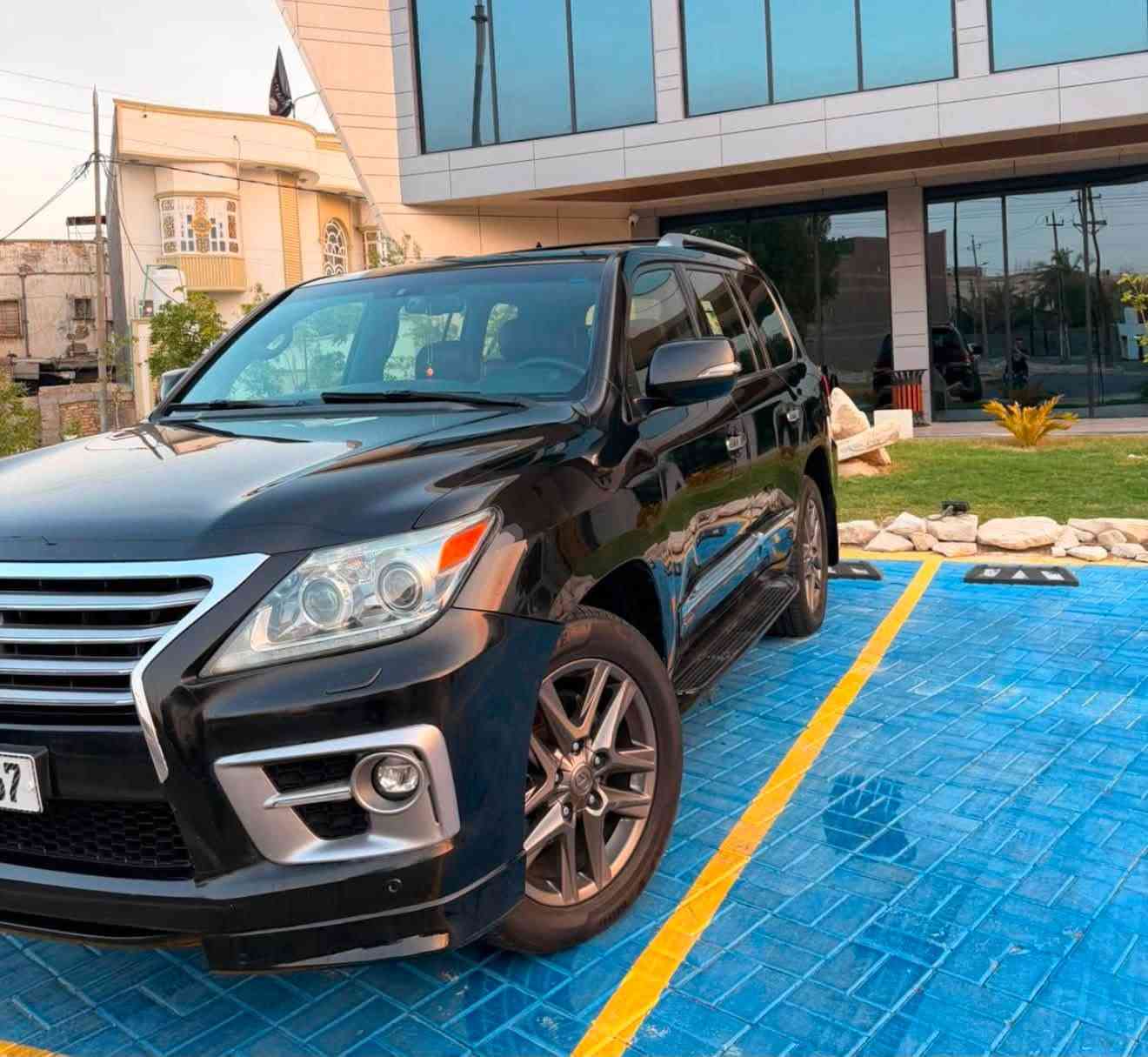 السلام عليكم تحيه طيبه 

لكزس  2015   خليجي  بريمي   فول  مواصفات LX 570

اللون اسود كما موضح بالصور

بريم  اصل  داخل قرميدي   اصلي  

سياره مواصفات معروفه ( بريم )

ماشيه 133الف كيلو حقيقي
تخم تاير جديد 
سياره داخل. قرميدي كشنات جلد
رقم بغداد تحويل مباشر 

سياره محرك و الكير بشرط مامفتوح جديد جديد📦
محرك (V8) 5700 
السياره مكفوله ما عدى شبرين تقريب بين الباب والجاملغ الامامي وشبر بالباب الخلفي دحكات بصيطه وصغيره بس الصباغ …… 
 هذني اني صابغهن بيدي السياره سابقاً مكفوله 
السعر المطلوب 415 بيها مجال بصيط 
للاستفسار ***********
