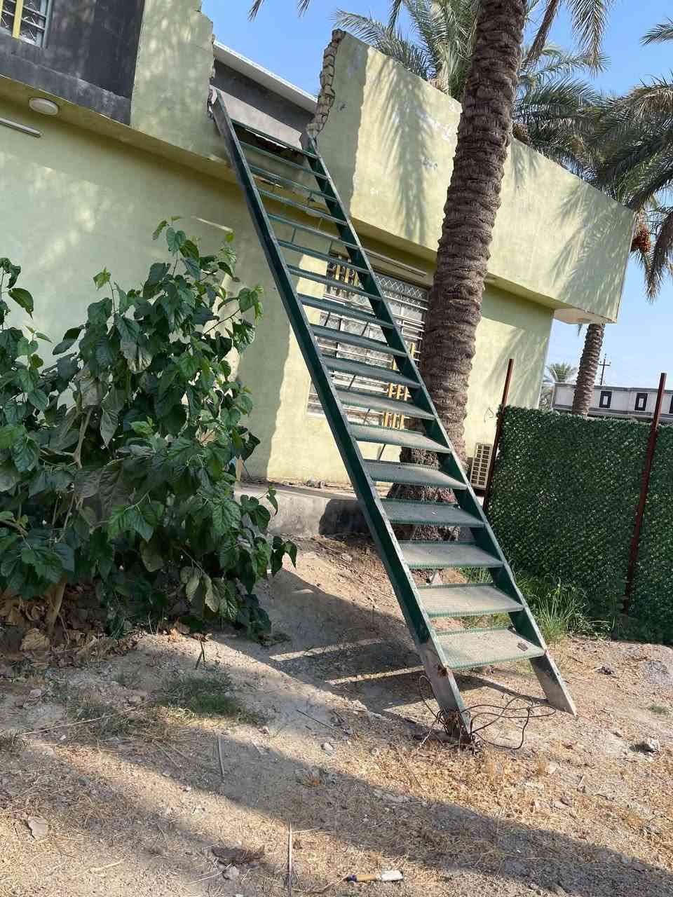 السلام عليكم  م ت اح درج بيت حديد ثقيل هوة والمحجر مالته صفحتين س ع ر ٢٥٠ وبي مجال
***********
***********
ألمكان الشيخ حمد  للتواصل
