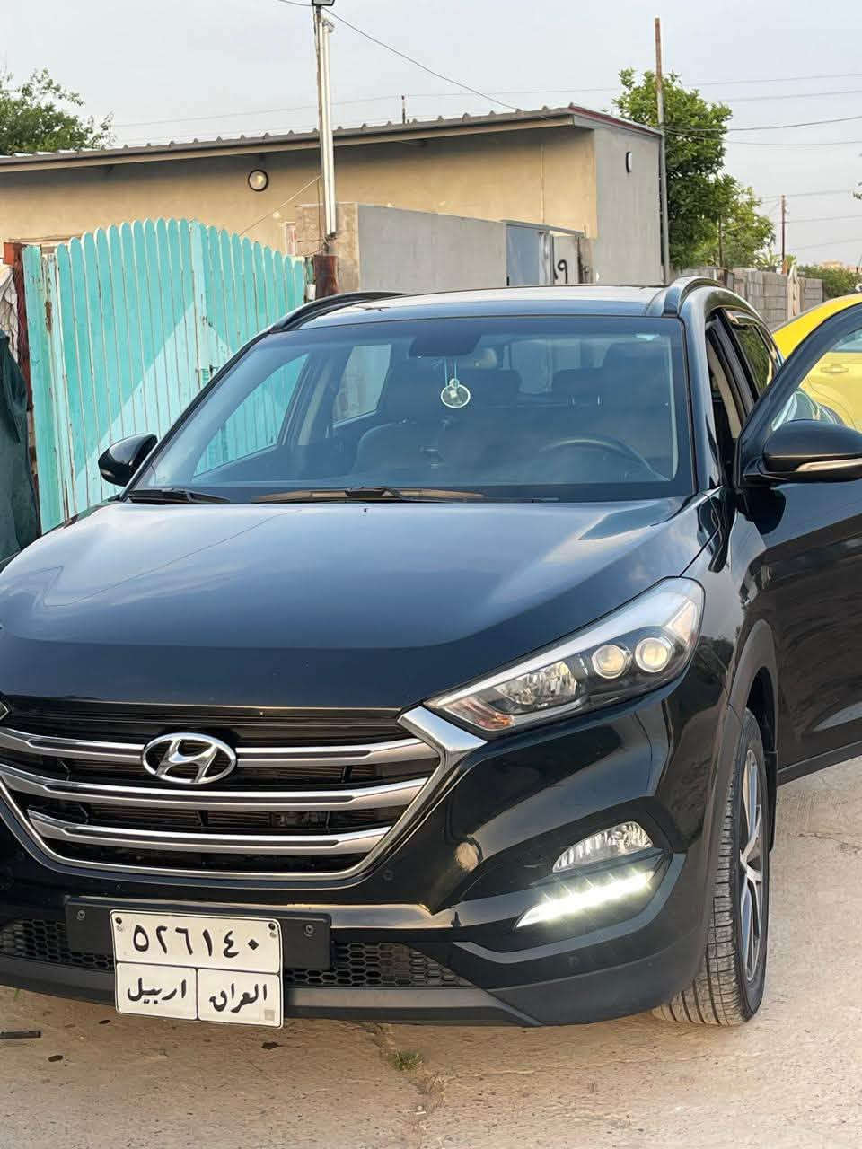هيونداي توسان (Hyundai Tucson) موديل 2017
الفئة: ليمتد / ألتيميت - فل كامل (Full Option / الملكي) (وارد كوري استيراد خاص ) 
المواصفات : 
المحرك: 4 سلندر 2.0L تنفس طبيعي (DOHC 16V). 

المواصفات 
- دفع رباعي (AWD) + نظام  دبل لوك فصل الدفع .
- ⁠3 وضعيات  قيادة  سبورت نورمال ايكو 
- ⁠ ردادات جانبية 
- ⁠صندوق خلفي كهرباء شفط 
- ⁠كشنات جلد وتحكم كهربائي 
- ⁠تدفئة + تبريد مقاعد 3 درجات
- ⁠تسخيق المقود 
- ⁠فتحة سقف بانورما 
- ⁠توقف تلقائي (Auto Hold)
- هاندبريك إلكتروني دكمة  EPB
- ⁠تكييف أوتوماتيكي مزدوج (Dual Climate Control) مع نظام تنقية الهواء (Clean Air)  
- حساسات ركن أمامية وخلفية (Park Assist) مع زر تفعيل/إيقاف 
- نظام نزول المنحدرات (DBC)
نظام الثبات الإلكتروني ومانع الانزلاق (ESP / TCS) . 
- بصمة تشغيل+ دخول ذكي 
- ⁠انارة محيطية خارجية 
- ⁠مرايات كهربائية شفط 
- ⁠فتحات تبريد خلفية 
وبعد مواصفات هواي . 
( السيارة بيها جاملغ ايمن وبوند مبدل نفس ألون  يعني السيارة بدون صبغ نهائياً 
بيها مكان PDR  وملاحضات جدا بسيطة )
ممشى السيارة 250,000km 
سيارة جديدة وما  تحتاج ⁠اي صرف
السعر 155$ و بيها مجال بسيط

للتواصل و الاستفسار 
***********
