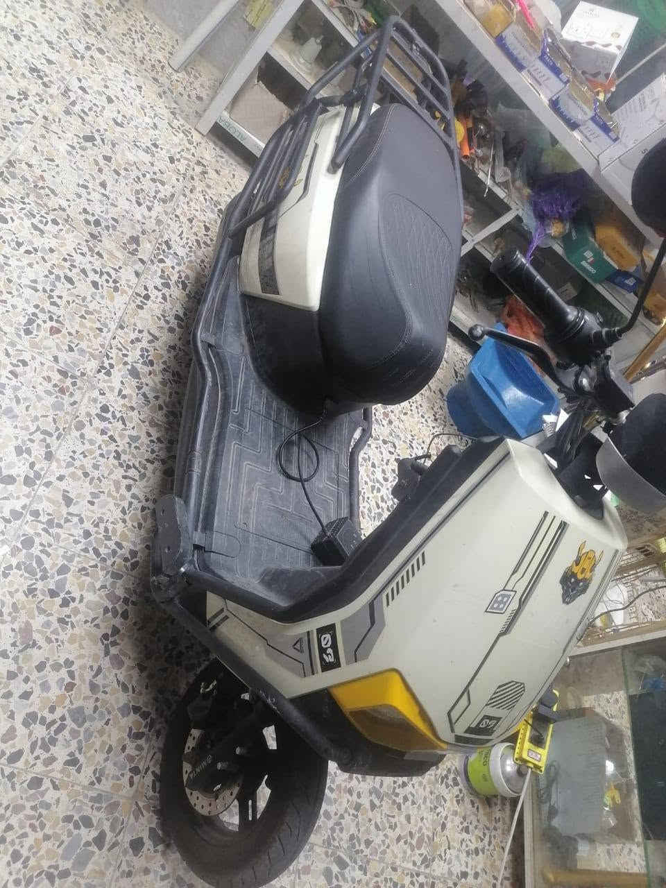 من رخصه الأدمن السلام عليكم
دراجه شحن للبيع بيها 5بطاريات وبيها شاحنات ثنين شغلات وحدة 5بطاريت تشحن وحدة على 6بطاريت تشحن ونظيفة 
بيها نقص جاملغ أمامي ويدة مال بريك فقط سعرها 650وبيها مجال هذا رقمي اتصال ***********
واتساب ***********
