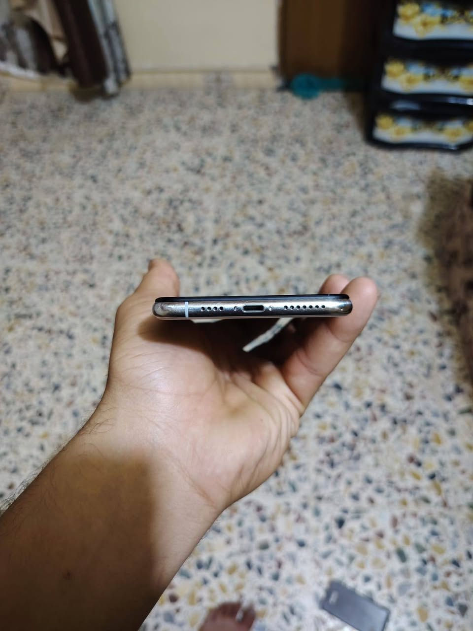 ايفون XS MAX
لون سلفر
ذاكرة 256👉
بطاريه 75 انساه بصرف
فيس ايدي شغال 
الجهاز كله بلادي 
فقط الكامره السيلفي مرات تكف مرات تشتغل 
جهاز نضافه واحد ☝على واحد ☝
وياه كفر 🎁
الجهاز مال جناي
للبيع او مراوس حسب القناعه 
***********
