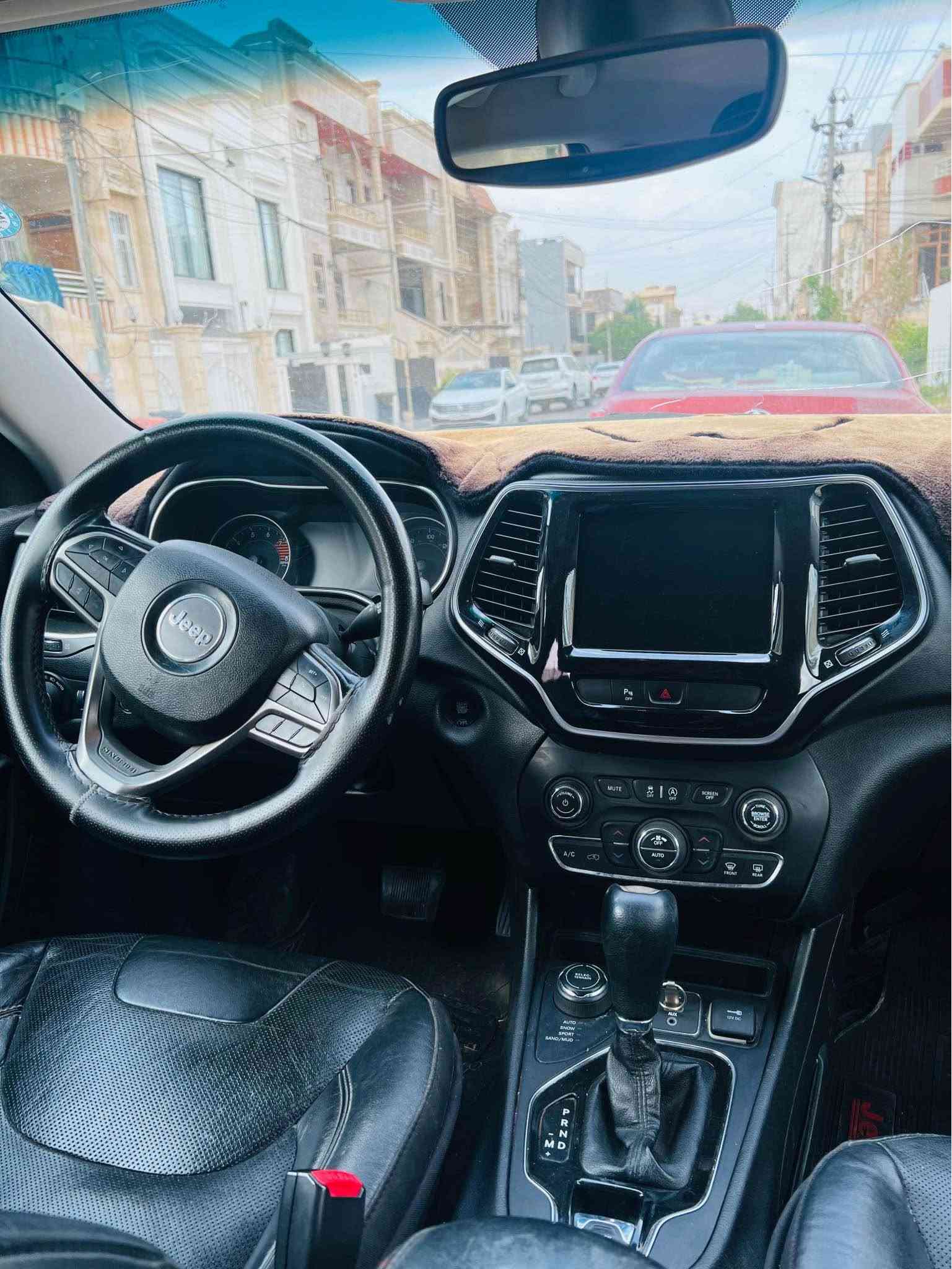 جيب بزون ٢٠٢٠ ( ٦ پستن )
شاشة كبير- شاشة گةورة
دةبل اكسل- دةبل اكسل
كوشنات هيتر- كوشن هيتر 
ستيرينك  هيتر- سوكان هيتر
تعديل سورعة - تةعديل سورعة
دةبل كير - دةبل كير 
محرك و كير بشرط- مةكينة و كير بة شكرت
كار پلةى- كار بلةى
اوتو هولد- راوةستانى زيرىة
اوتو بريك- بريك كاركبا
شغال
ويل بيلادى حجم كبير
سةيارة بدون مسرف و اقتصادية 
ملاحظة ( سيارة بيها جاملغ و بنيد بدون دواخل حتى شانصى شرط - ارباك سيرينك سيستم-شبر من باب بارد )
ماشى ١٢٥٠٠٠كم
 ١٢٣$ بيها مجال 
*********** أربيل, العراق

نص مكتوب في الصور:
- 11:01 LTE 18 plc.auction Auction vehicle inspection