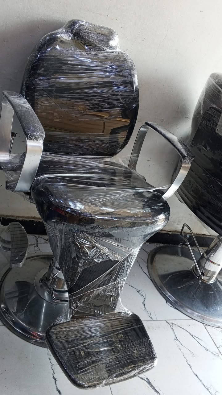 كراسي حلاقة استعمال قليل بسعار مناسبه للجميع🔻تنويه🔻جماعت ال 100 لاحد ايطبلي عنوان بغداد مدينه الصدر تواصل واتساب 🔻 ***********
