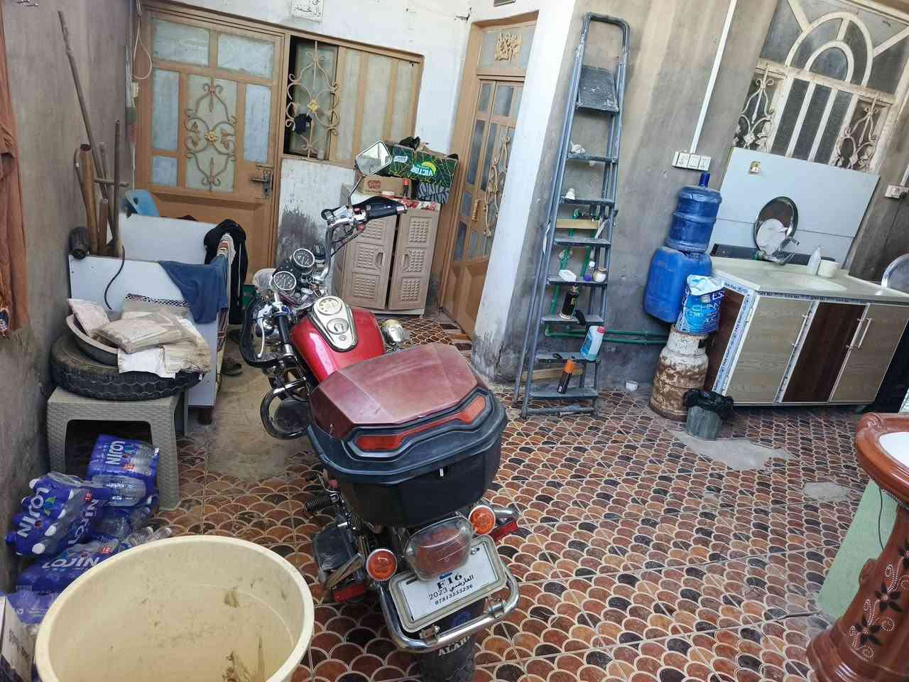 السلام عليكم
بيت للبيع مستعجلين. المكان الأحمد 
مقابل حسينيه فاطمه الزهراء.. قريب على الشارع كلش! 
مساحة البيت107متر. 
مكون من براني، 
وصاله،، وطارمه،، وصحيات،، داخليه وخارجيه.، ومطبخ، 
خدمات.. 
المجاري.. ابابك ضبط والماي كذالك
رايدينه ب(27)وبيه مجال قليل.. 
للاستفسار الاتصال على الرقم
***********
