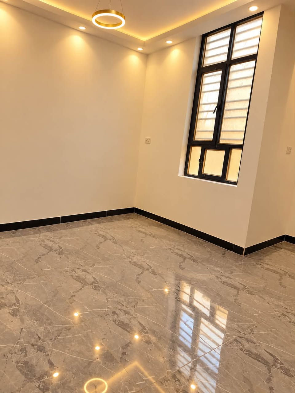 🏠 بيت للإيجار – جاهز للسكن
📍 العنوان: الدورة – فم مجمع العادل الثاني، قريب جدًا على جامع كامل عبود.

🔹 المساحة: 50 متر
🔹 الواجهة: 5 × 10 متر
🔹 طابقين + سطح

تفاصيل البيت:
▫️ الطابق الأرضي: صالة + مطبخ + منور + صحيات مشتركة وأنتم بكرامة.
▫️ الطابق الثاني: غرفتين نوم، غرفة للعائلة وغرفة للأطفال.
▫️ سطح خاص بالبيت.
▫️ البيت جديد، جاهز بالكامل، ومتشطب على آخر حبة، ومهيأ للسكن مباشرة.

💰 الإيجار: 400 ألف دينار شهريًا

⚠️ مطلوب عائلة صغيرة فقط.

📞 للجادين والاستفسار والتفاصيل، التواصل على الخاص.
او الاتصال بالأرقام التالية 
***********_***********
