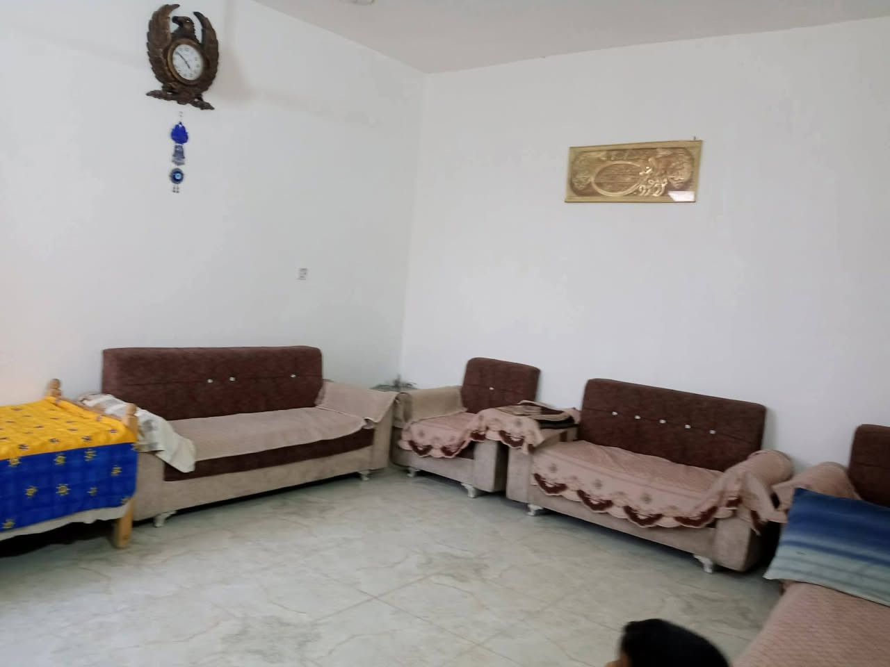 💥 فرصة عقارية ممتازة بسعر مرن | دار سكنية للبيع في الحلة 🏡
✨ سند زراعي 25 (تحويل مباشر) – خيار مثالي للسكن أو الاستثمار!
📍 الموقع: بابل – مركز مدينة الحلة – منطقة گريطعة 2
📐 المساحة: 225 متر مربع (بناء حديث)
🔹 تفاصيل وتقسيم الدار:
🛌 غرفتان نوم
🛋️ صالة استقبال واسعة
🚪 كلدور (موزع مريح)
🍳 مطبخ
🚿 مجمع صحيات (داخلي + خارجي)
🌿 حديقة منزلية
💰 خيارات التسهيلات والدفع:
💵 السعر نقداً: 80 مليون دينار عراقي 
💳 السعر بالأقساط: مقدمة 60 مليون دينار عراقي والمتبقي بأقساط وتسهيلات يتم الاتفاق عليها بين الطرفين.
📲 للاستفسار والتواصل المباشر (أو عبر الواتساب):
📞 ***********
🏢 أو يشرفنا حضوركم إلى مقر المكتب للمعاينة مباشرة.
